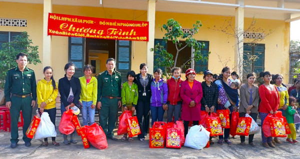 Đồn BP Ia Lốp và Hội LHPN xã tặng quà cho hội viên phụ nữ. Ảnh: A.H