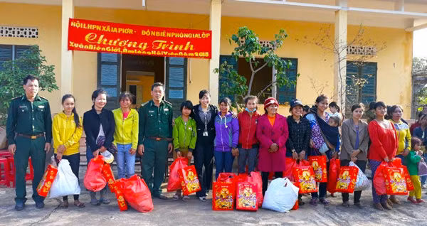 Đồn BP Ia Lốp và Hội LHPN xã tặng quà cho hội viên phụ nữ. Ảnh: A.H