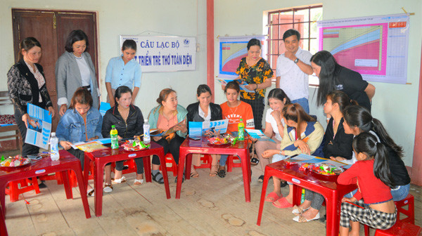  Thành viên Ban Quản lý Dự án Phát triển trẻ thơ toàn diện tỉnh phối hợp tuyên truyền về cách phòng dịch bệnh cho các bà mẹ làng Hàng Nừng (xã Sơn Lang, huyện Kbang). Ảnh: Đ.Y