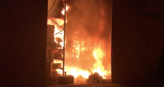 Khu vực cháy chứa nhiều dụng cụ dễ cháy nên ngọn lửa bùng cháy dữ dội Khu vực cháy chứa nhiều dụng cụ dễ cháy nên ngọn lửa bùng cháy dữ dội