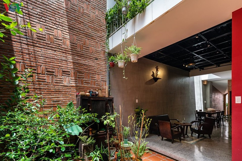 Giữa phòng khách với khoảng sân sau không có cửa để tạo sự thông thoáng tối đa trong thị giác, tạo sự kết nối không gian.