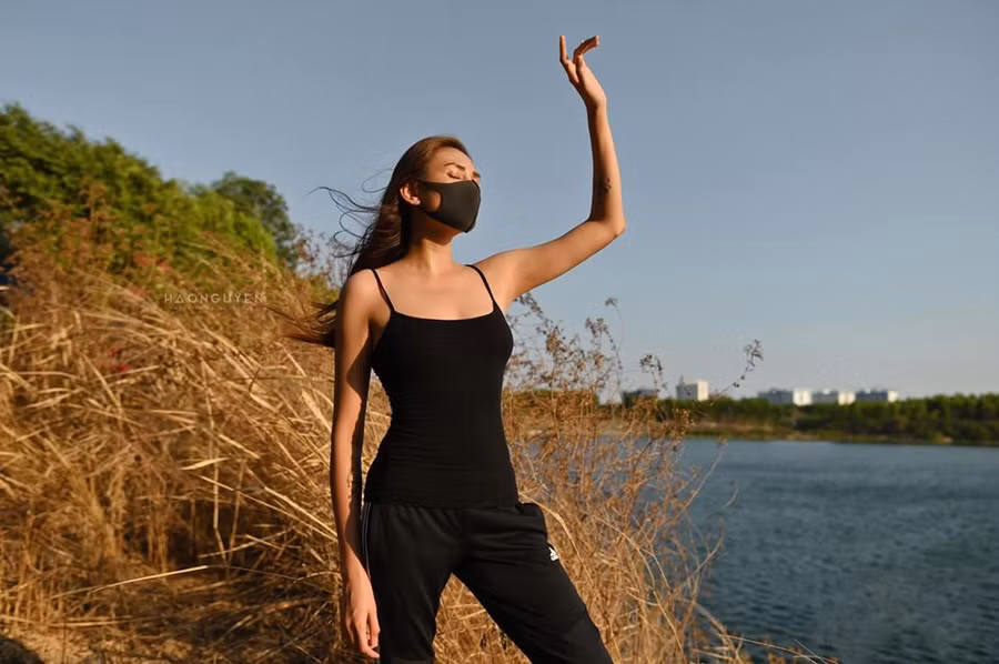 Chẳng cần cầu kỳ trang phục, siêu mẫu đeo khẩu trang, mặc áo hai dây kết hợp với quần thể thao cùng tông cũng đủ cuốn hút mọi ánh nhìn.