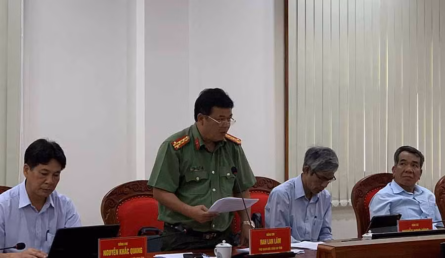 Phó Giám đốc Công an tỉnh Rah Lan Lâm báo cáo tại phiên họp. Ảnh: Phương Linh Phó Giám đốc Công an tỉnh Rah Lan Lâm báo cáo tại phiên họp. Ảnh: Phương Linh