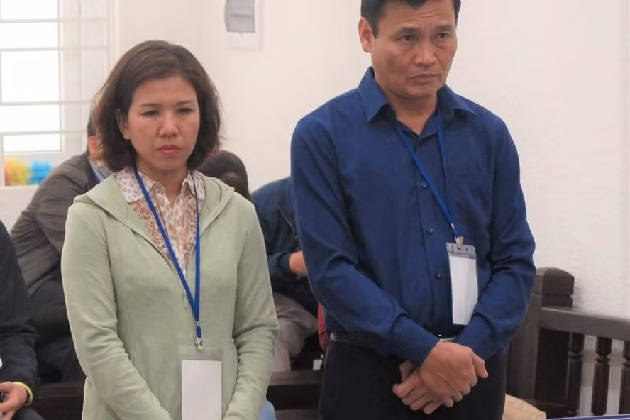 Hai bị cáo Nhạn và Hiệp tại phiên tòa sơ thẩm.