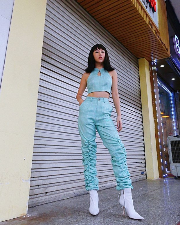 Quỳnh Anh Shyn phối crop top và quần cạp cao theo công thức matchy-matchy. Đôi boots cao gót tông trắng là phụ kiện hoàn thiện bộ cánh pastel của hot girl đình đám.