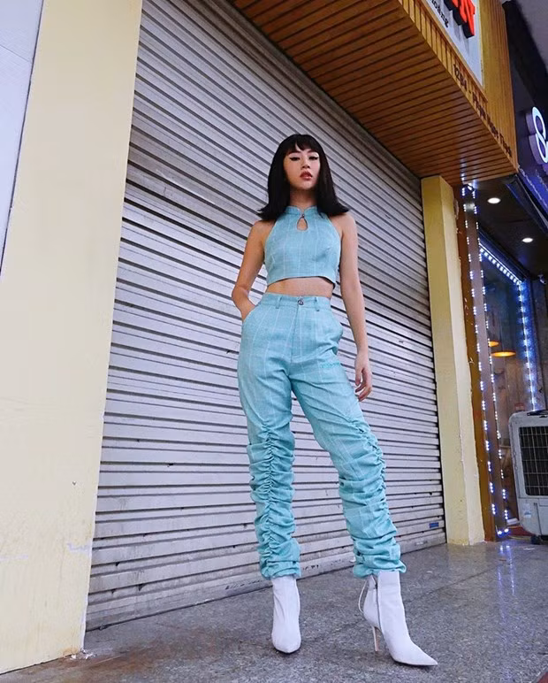 Quỳnh Anh Shyn phối crop top và quần cạp cao theo công thức matchy-matchy. Đôi boots cao gót tông trắng là phụ kiện hoàn thiện bộ cánh pastel của hot girl đình đám.