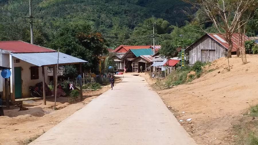 Hệ thống giao thông đến các làng trên địa bàn xã Hà Đông được bê tông hóa, đảm bảo giao thông thông suốt. Ảnh: Ngọc Sang