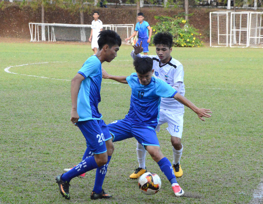 Cầu thủ U19 HA.GL 1 (áo trắng) trong trận đấu gặp U19 Phú Yên (xanh). Ảnh: Minh Vỹ