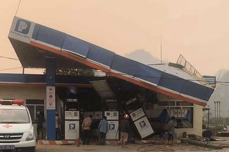  Chiếc xe tải đâm vào cây xăng khiến 1 người tử vong. Ảnh: Ngọc Hoan