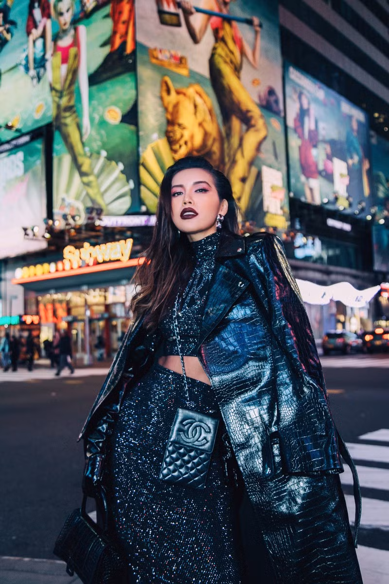 Dạo đêm tại kinh đô ánh sáng New York, Minh Tú chọn cho mình thiết kế đầm đen ôm sát cơ thể với các đính kết bắt sáng đầy hiệu quả kết hợp cùng các phụ kiện như áo khoác da cá sấu, giày mũi nhọn cá tính, túi đeo chéo cùng tông