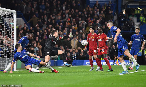 Một tình huống uy hiếp khung thành Chelsea của các chân sút Liverpool (áo đỏ) - Ảnh: AFP