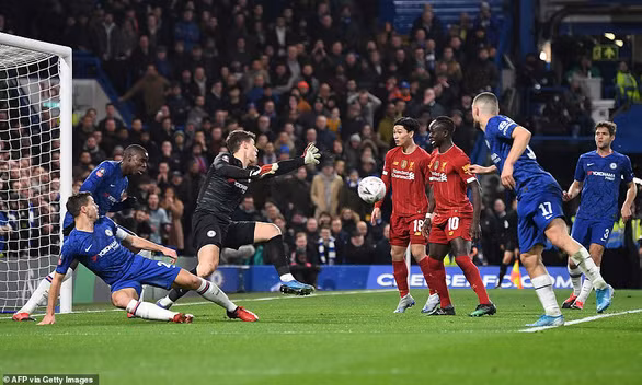 Một tình huống uy hiếp khung thành Chelsea của các chân sút Liverpool (áo đỏ) - Ảnh: AFP