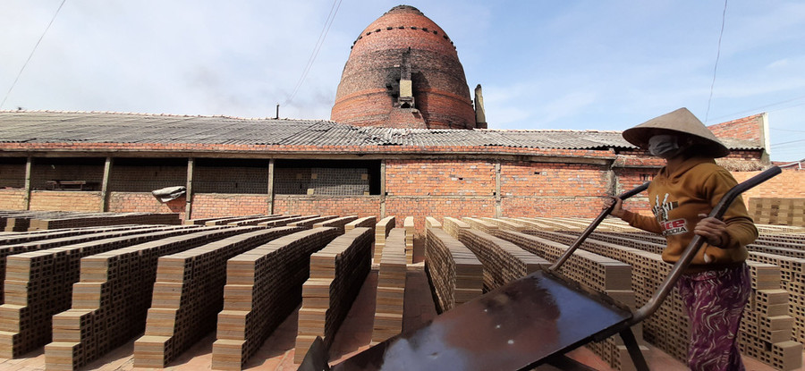 “Lâu lâu nổi lửa một lò, tạo công ăn việc làm cho bà con trong xóm cho đỡ nỗi nhớ nhung với nghề”, ông Nguyễn Văn Năm, 70 tuổi buồn bã nói - Ảnh: CHÍ HẠNH