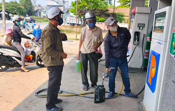 Nhiều người dùng can nhựa loại 5 lít mua xăng. Ảnh: Lê Anh