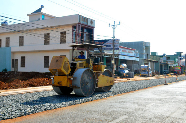Thi công mở rộng tuyến đường Hùng Vương. Ảnh: V.H