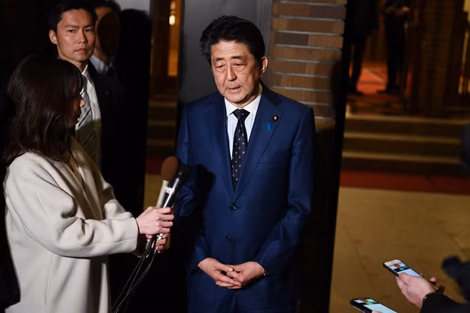 Thủ tướng Nhật Bản Shinzo Abe thông báo với truyền thông về việc hoãn Olympic 2020 - Ảnh: AFP