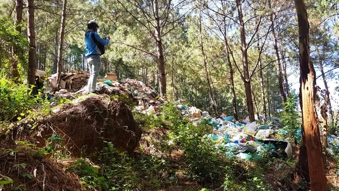 Rất nhiều rác thải được tập kết ven đường nhếch nhác, ô nhiễm môi trường ở TP Đà Lạt.