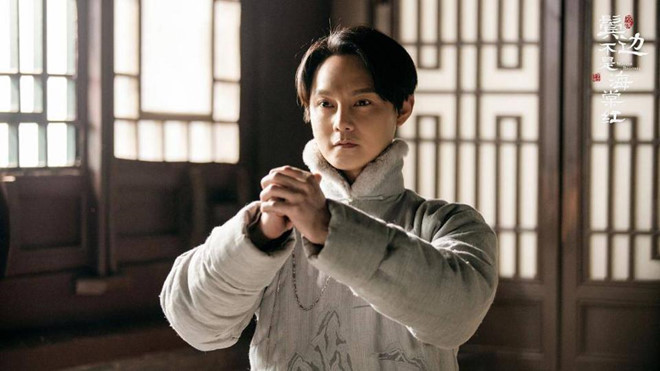 Thương Tế Nhị là đào hát chính và cũng là trưởng đoàn hát Thủy Vân Lâu nức tiếng Bắc Bình (Bắc Kinh thời dân quốc). Anh gây chú ý với cá tính ương ngạnh, dám nghĩ dám làm và khả năng hát kinh kịch thiên phú. Đặc biệt, Thương Tế Nhị dành nhiều tâm huyết cho bộ môn nghệ thuật này của Trung Hoa. ẢNH: CẮT TỪ PHIM