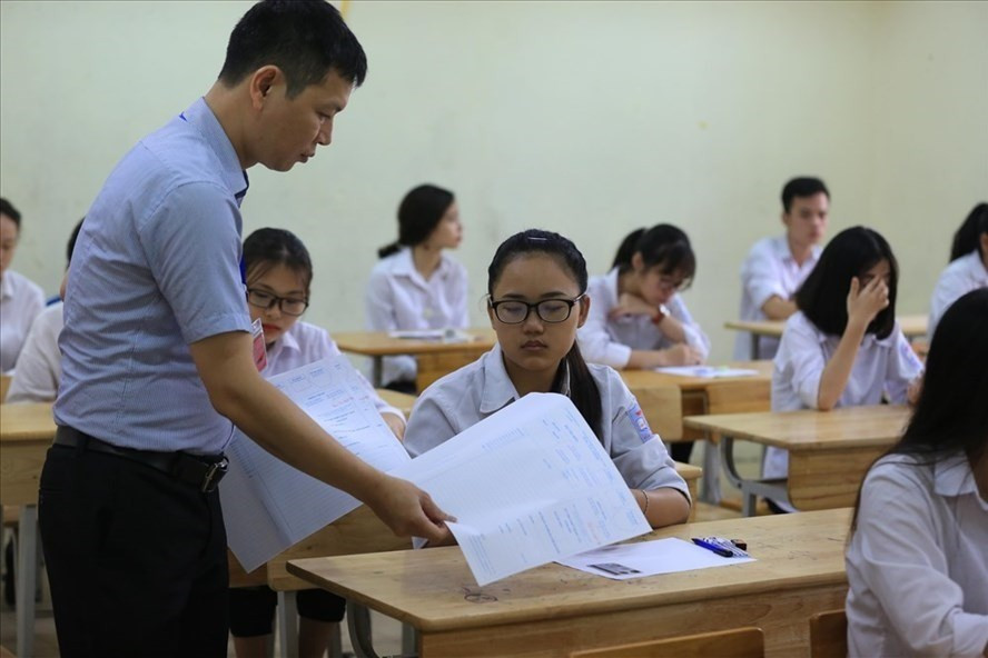 Kỳ thi THPT quốc gia luôn gây áp lực, tốn kém chi phí trong khi tỉ lệ tốt nghiệp lên tới hơn 97% liệu có còn cấn thiết? Ảnh: Hải Nguyễn  Kỳ thi THPT quốc gia luôn gây áp lực, tốn kém chi phí trong khi tỉ lệ tốt nghiệp lên tới hơn 97% liệu có còn cấn thiết? Ảnh: Hải Nguyễn