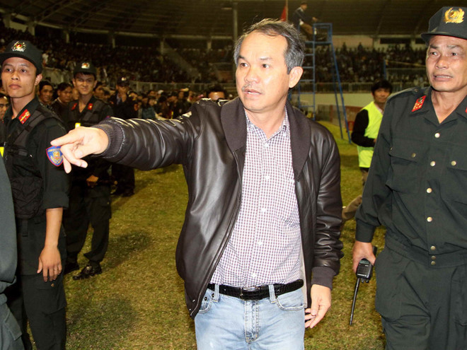 Bầu Đức cấm CLB HAGL tham dự bất kỳ cuộc họp nào của VFF, VPF giữa mùa dịch, tập trung phòng chống Covid-19. Ảnh: Khả Hòa