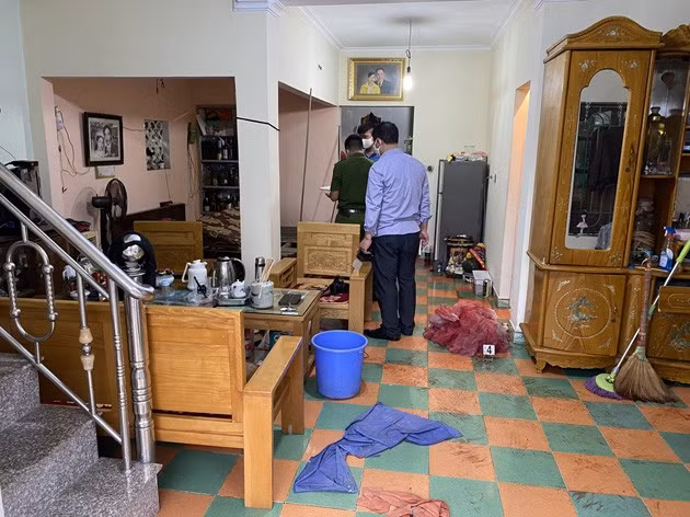 Lực lượng chức năng thực hiện khám nghiệm, điều tra tại hiện trường: Ảnh: BVPL