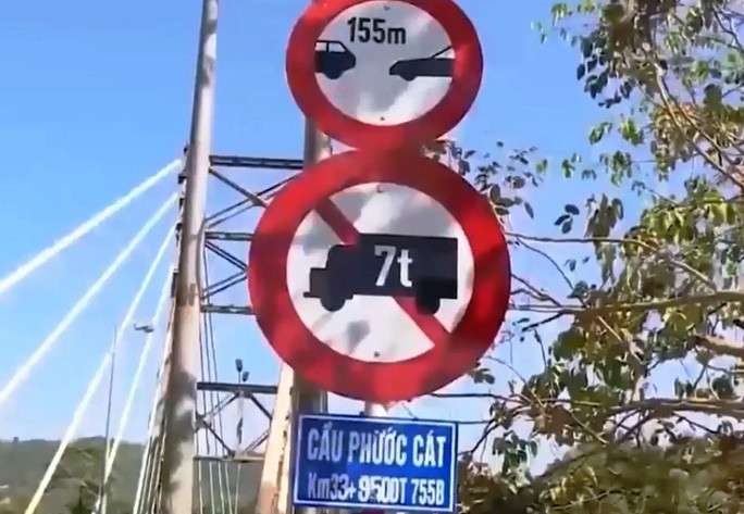Hiện tại cây cầu đang xuống cấp nghiêm trọng giới hạn xe lưu thông từ 7 tấn trở xuống.