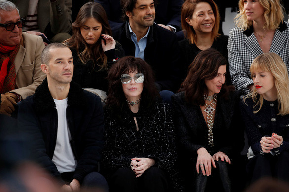 Các khách mời tham dự một buổi diễn thời trang ở Paris, Pháp, ngày 3-3 - Ảnh: REUTERS