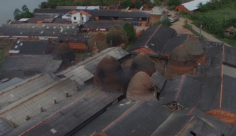 Vương quốc lò nung nằm hiu hắt dọc hai bên kênh Thầy Cai, lọt thỏm giữa những mảng xanh ruộng vườn khiến bao người xốn xang - Ảnh: CHÍ HẠNH