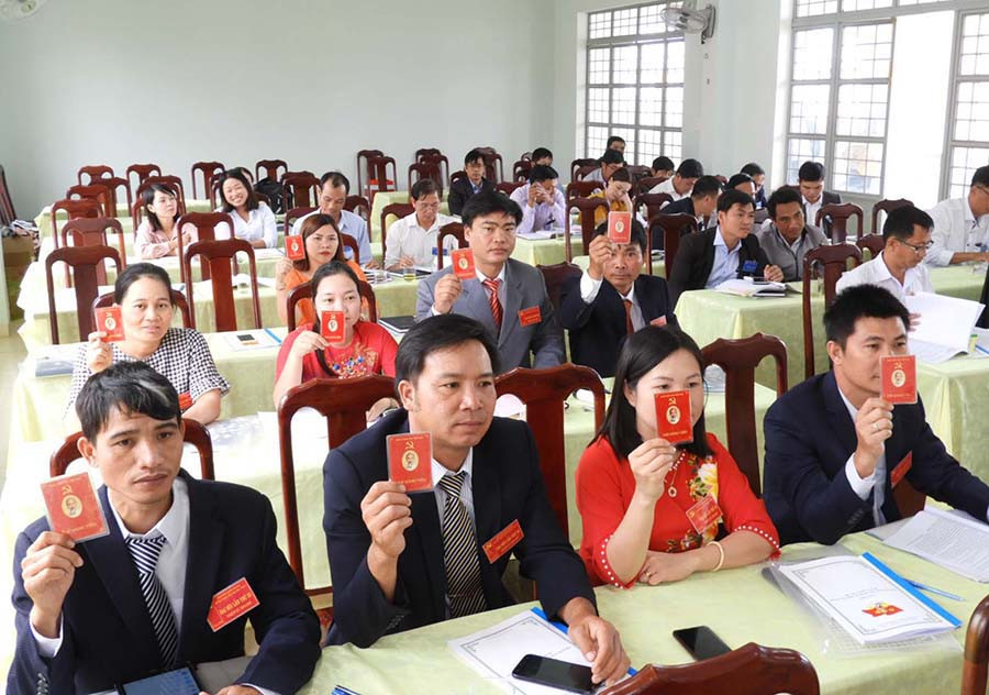  Đảng viên Trung tâm Văn hóa-Thông tin và Thể thao huyện Chư Pưh biểu quyết các chỉ tiêu công tác xây dựng Đảng. Ảnh: T.N