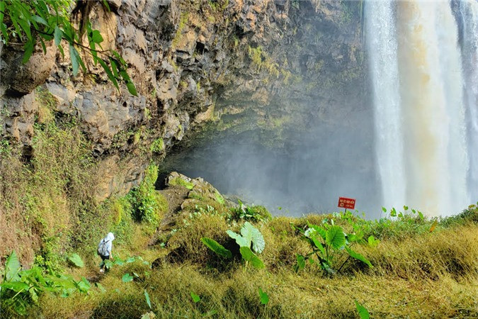 Phú Cường có nhiều ưu điểm của một khu du lịch sinh thái hấp dẫn với nhiều hình thức khám phá. Những ai ưa mạo hiểm có thể men theo con đường mòn bên trái dưới chân thác, con đường này đi xuyên qua những đồi cỏ, xen lẫn những chiếc lá khổng lồ to bằng người, dẫn sâu vào lòng vách núi phía sau ngọn thác.