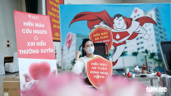 Hoa hậu Ngọc Hân tươi tắn trong buổi hiến máu chiều nay tại Viện Huyết học - truyền máu trung ương - Ảnh: MAI THƯƠNG