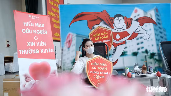 Hoa hậu Ngọc Hân tươi tắn trong buổi hiến máu chiều nay tại Viện Huyết học - truyền máu trung ương - Ảnh: MAI THƯƠNG