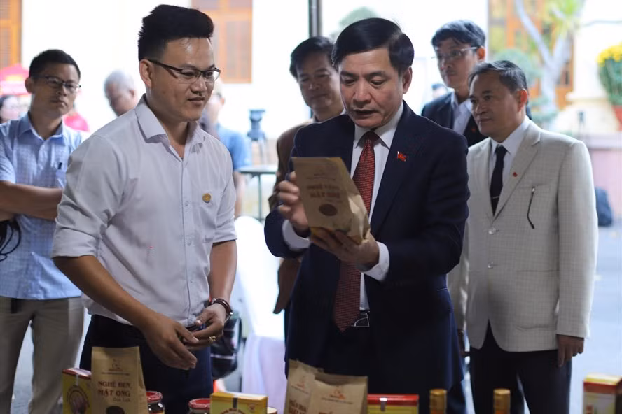 Bí thư Đắk Lắk Bùi Văn Cường xem sản phẩm càphê và động viên một doanh nghiệp trên địa bàn. Ảnh: HL