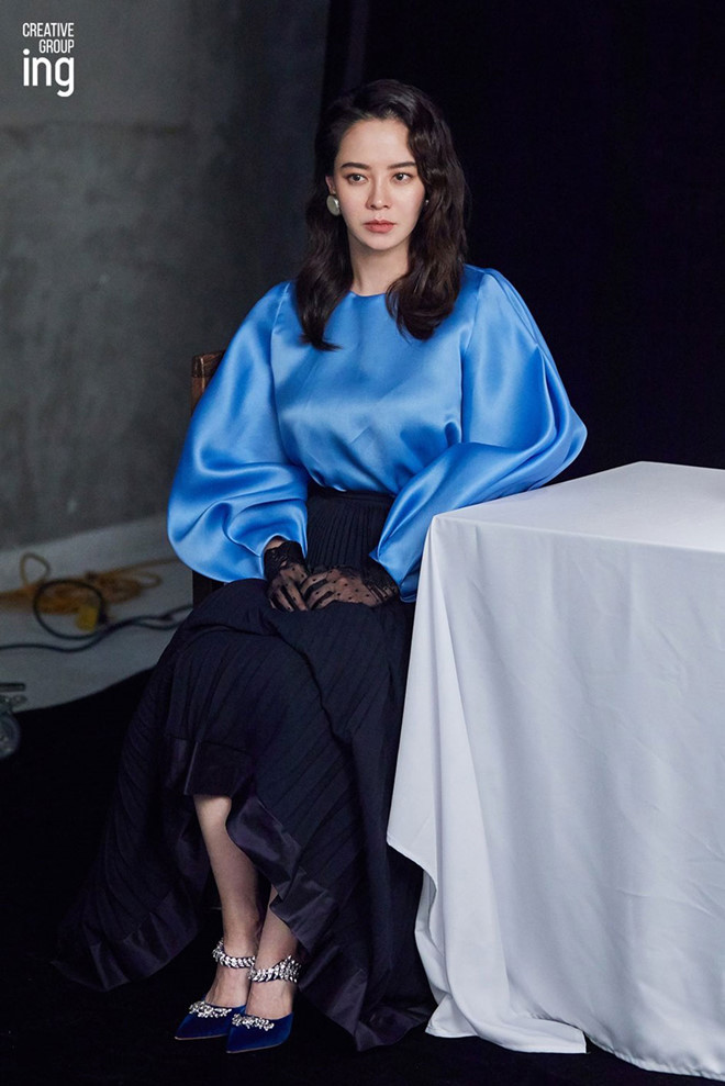 Ở tuổi 38, Song Ji Hyo được ca ngợi là ''búp bê'' khi vẫn giữ được nét tươi trẻ của mình. Nhiều ý kiến còn cho rằng cô đã giảm cân thông qua hình ảnh mới được công bố này. Cộng hưởng với cách trang điểm nhấn vào mắt cùng màu son nhạt, ''át chủ bài'' Running Man khoe vẻ đẹp không tì vết của mình, ''đốn tim'' người hâm mộ.