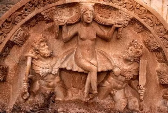 Tác phẩm điêu khắc về nữ thần Hy Lạp Aphrodite, biểu trưng cho tình yêu, sắc đẹp và sự sinh nở, trong trạng thái khỏa thân đang ngồi trên một vỏ sò do 2 vệ sinh nam khiêng, được phát hiện tại thành phố Aphrodisias cổ xưa thời Greco-Roman. (Ảnh: Corbis).