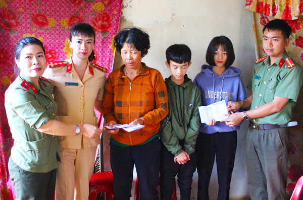 Đoàn thanh niên Công an huyện Chư Pah hỗ trợ cho gia đình bà Võ Thị Diệu (xã Nghĩa Hưng, huyện Chư Pah). Ảnh: M.T Đoàn thanh niên Công an huyện Chư Pah hỗ trợ cho gia đình bà Võ Thị Diệu (xã Nghĩa Hưng, huyện Chư Pah). Ảnh: M.T