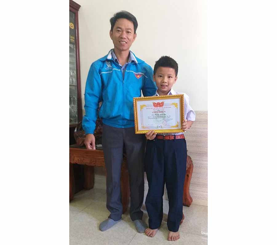 Anh Nguyễn Tấn Tám-Phó Chủ tịch Hội LHTN Việt Nam TP.Pleiku tặng giấy khen cho em Hoàng Hữu Đức-Ảnh Đình Bảo