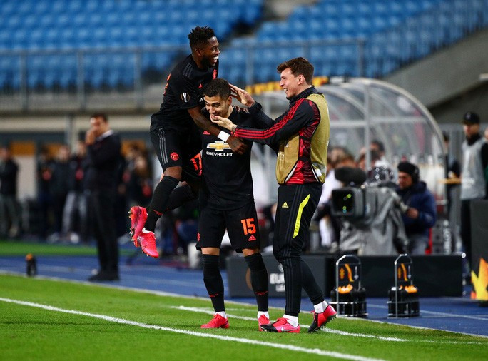 Andreas Pereira chia vui cùng đồng đội sau bàn thắng thứ 5