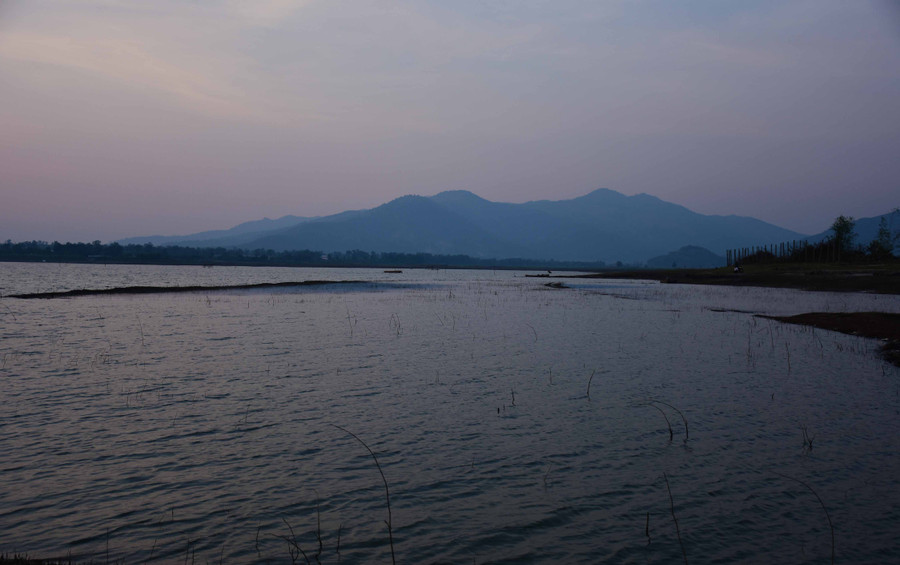 Dãy Chư Nâm xa xa ẩn hiện