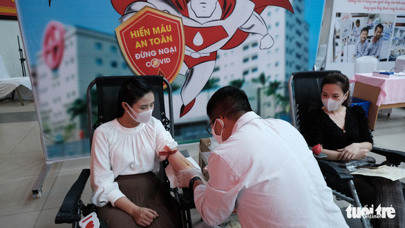 Tham gia hiến máu lần thứ 7, hoa hậu Ngọc Hân rất tự tin và thoải mái khi đăng ký hiến máu - Ảnh: MAI THƯƠNG