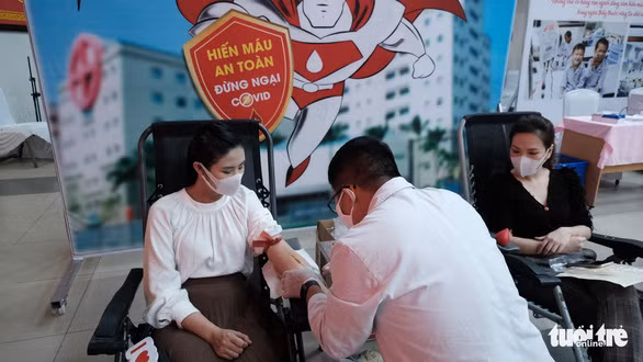 Tham gia hiến máu lần thứ 7, hoa hậu Ngọc Hân rất tự tin và thoải mái khi đăng ký hiến máu - Ảnh: MAI THƯƠNG