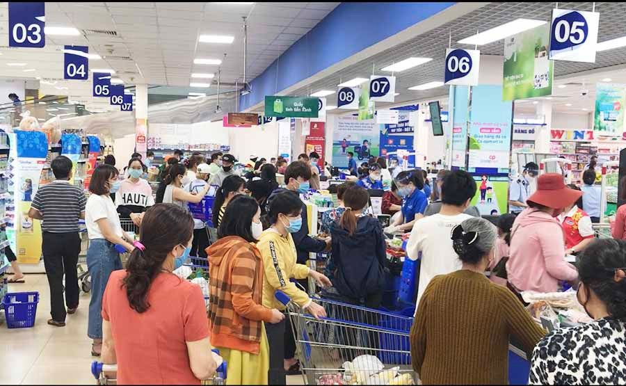 Các siêu thị quá tải khi người dân đổ xô mua hàng rất đông. Ảnh: Vũ Thảo Ảnh: Vũ Thảo