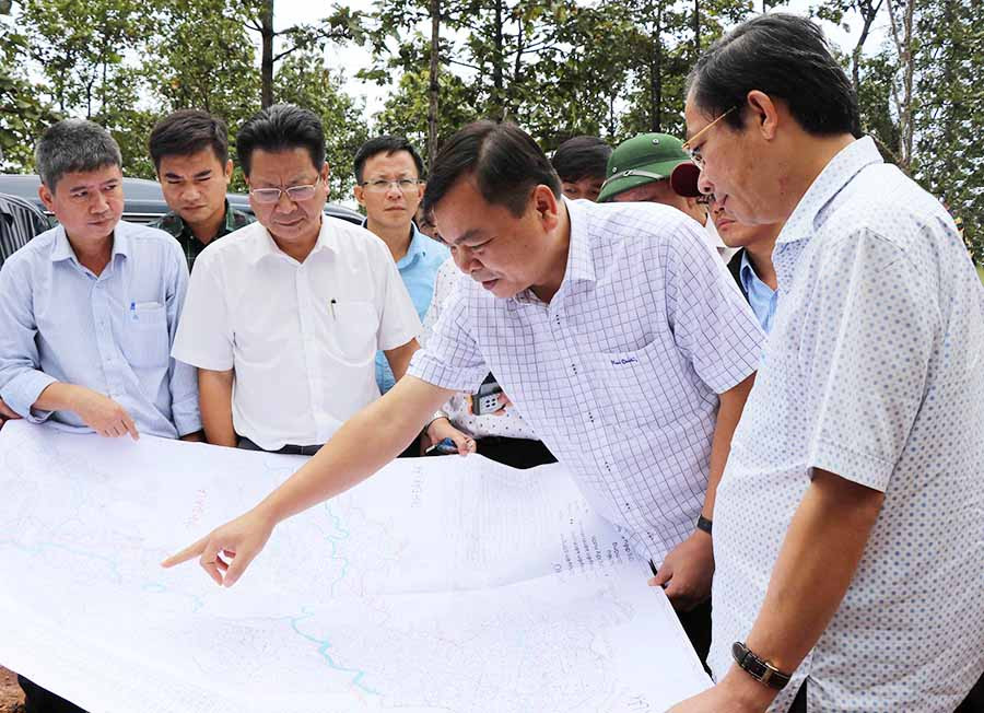 Thứ trưởng Bộ Nông nghiệp và PTNT Nguyễn Hoàng Hiệp (thứ 2 từ phải sang) trong chuyến khảo sát hồ Ia Mơr. Ảnh: Nguyễn Diệp