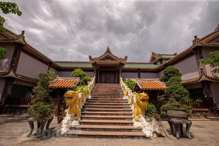 Khuôn viên chùa được trang trí nhiều cây cảnh tạo cho người ta cảm giác trong lành dễ chịu, màu xanh dịu mát càng làm cho chốn thanh tịch nay thêm yên bình hơn. (Ảnh: Minh Sơn/Vietnam+)