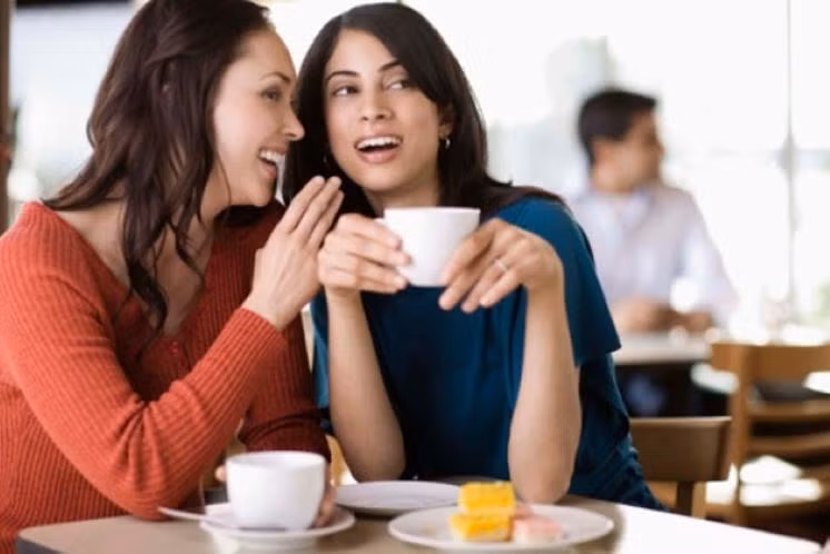 Nói chuyện với bạn thân sẽ giúp tâm trạng thoải mái hơn.