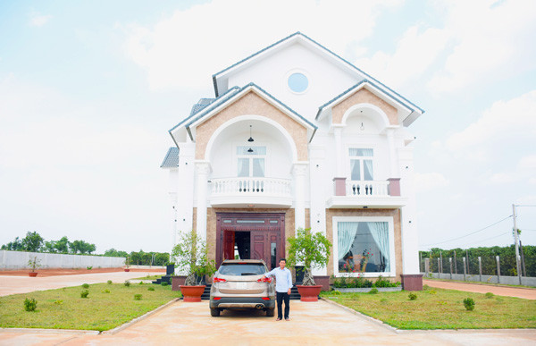 Anh Cù Quốc Hùng với ngôi biệt thự hoàn thành cuối năm 2018 với chi phí xây dựng gần 8 tỷ đồng. Ảnh: M.N
