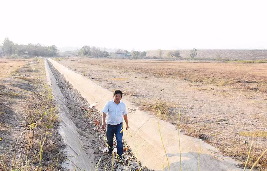  Kênh dẫn nước khô cạn vì công trình hồ chứa thủy lợi Ia Mơr chưa phát huy hiệu quả. Ảnh: M.N 