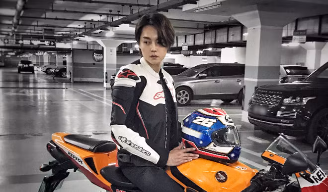 Đáng chú ý, Doãn Chính còn có sở thích đua xe tốc độ. Bên cạnh làm nghệ sĩ, anh còn là vận động viên đua xe mô tô chuyên nghiệp tại Trung Quốc, chung đội với Vương Nhất Bác (Trần tình lệnh). ẢNH: CHỤP MÀN HÌNH SINA