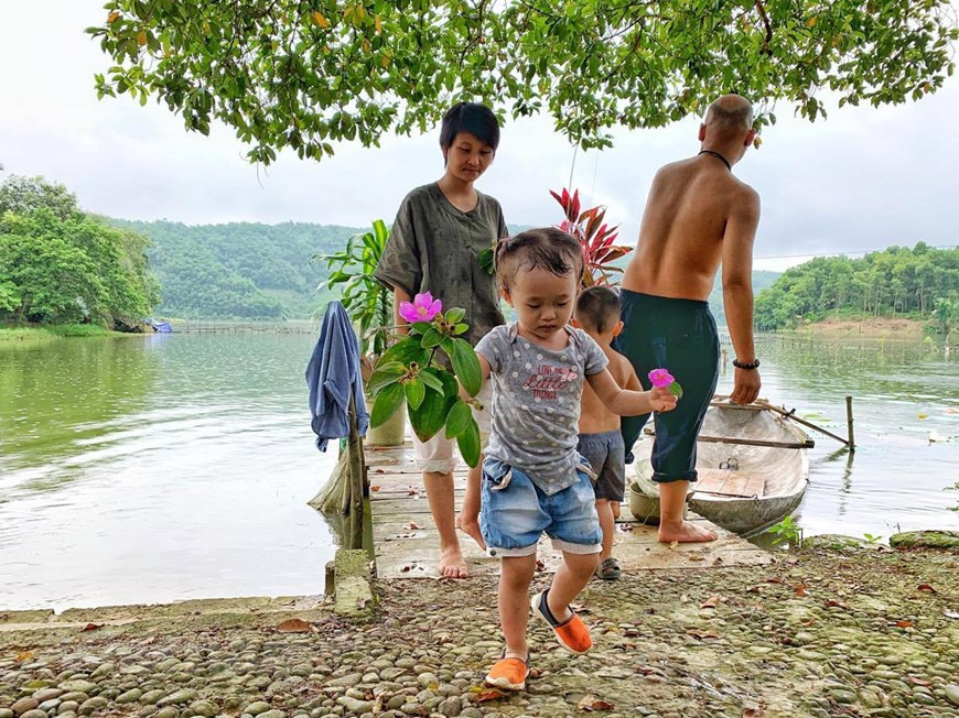 Sau một tour khám phá lòng đầm, các em bé trở về với 'chiến lợi phẩm.' (Ảnh: Xuân Mai/Vietnam+) Sau một tour khám phá lòng đầm, các em bé trở về với 'chiến lợi phẩm.' (Ảnh: Xuân Mai/Vietnam+)