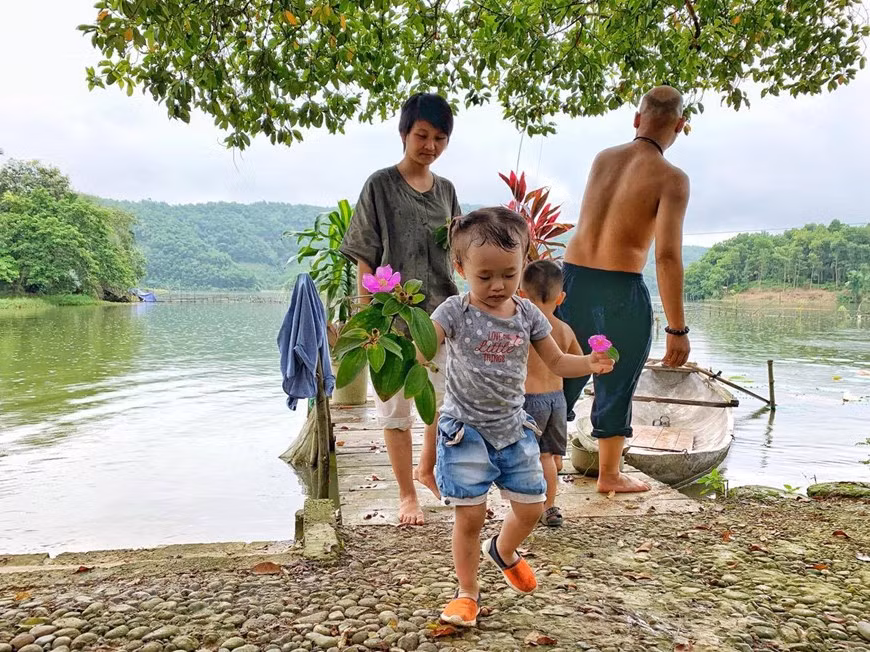 Sau một tour khám phá lòng đầm, các em bé trở về với 'chiến lợi phẩm.' (Ảnh: Xuân Mai/Vietnam+)